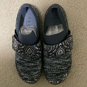 Allegria Traq sporty smart shoe size 39m new with box color outta sight black